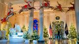 Білий дім яскраво прикрасили до Різдва: стоїть 98 ялинок і сяє 142 тисячі вогнів