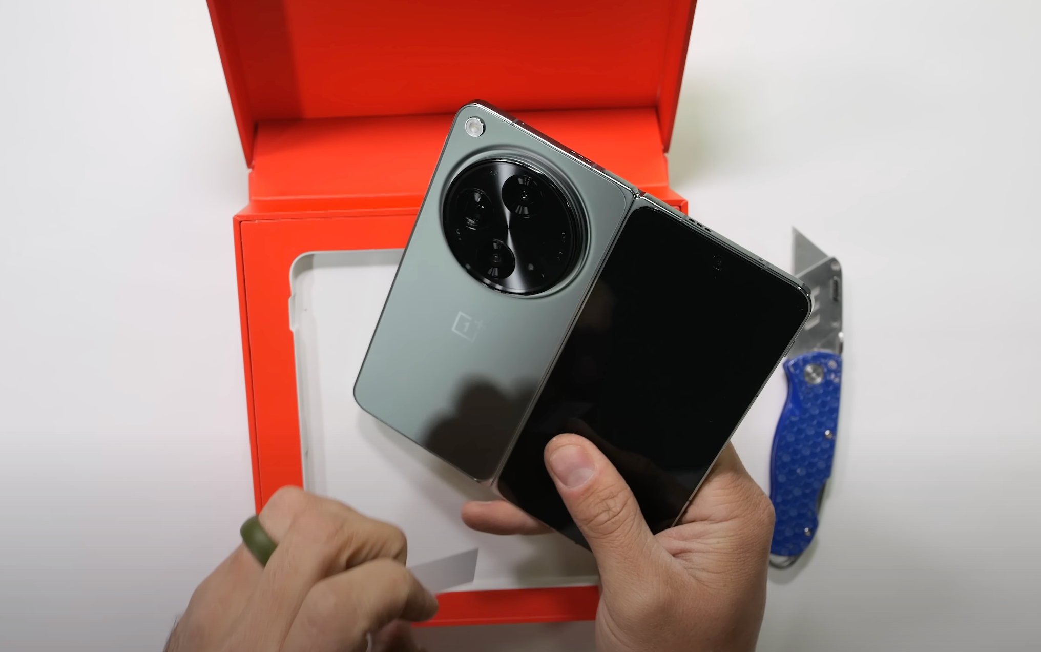 Палили, згинали та забивали піском: чи пройшов тест на міцність OnePlus Open