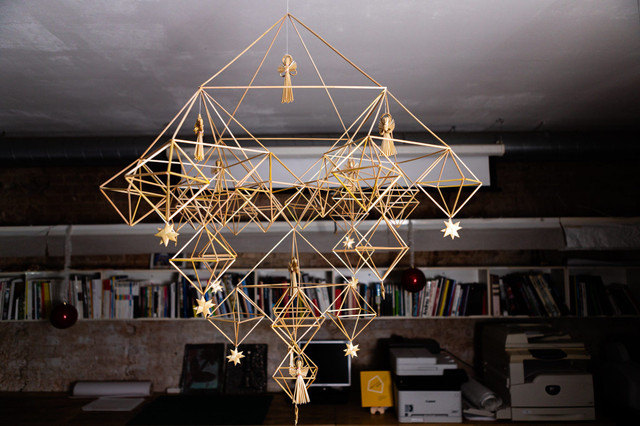 Не лише ялинка та шкарпетки на каміні: як прикрасити дім на Різдво - фото 534871