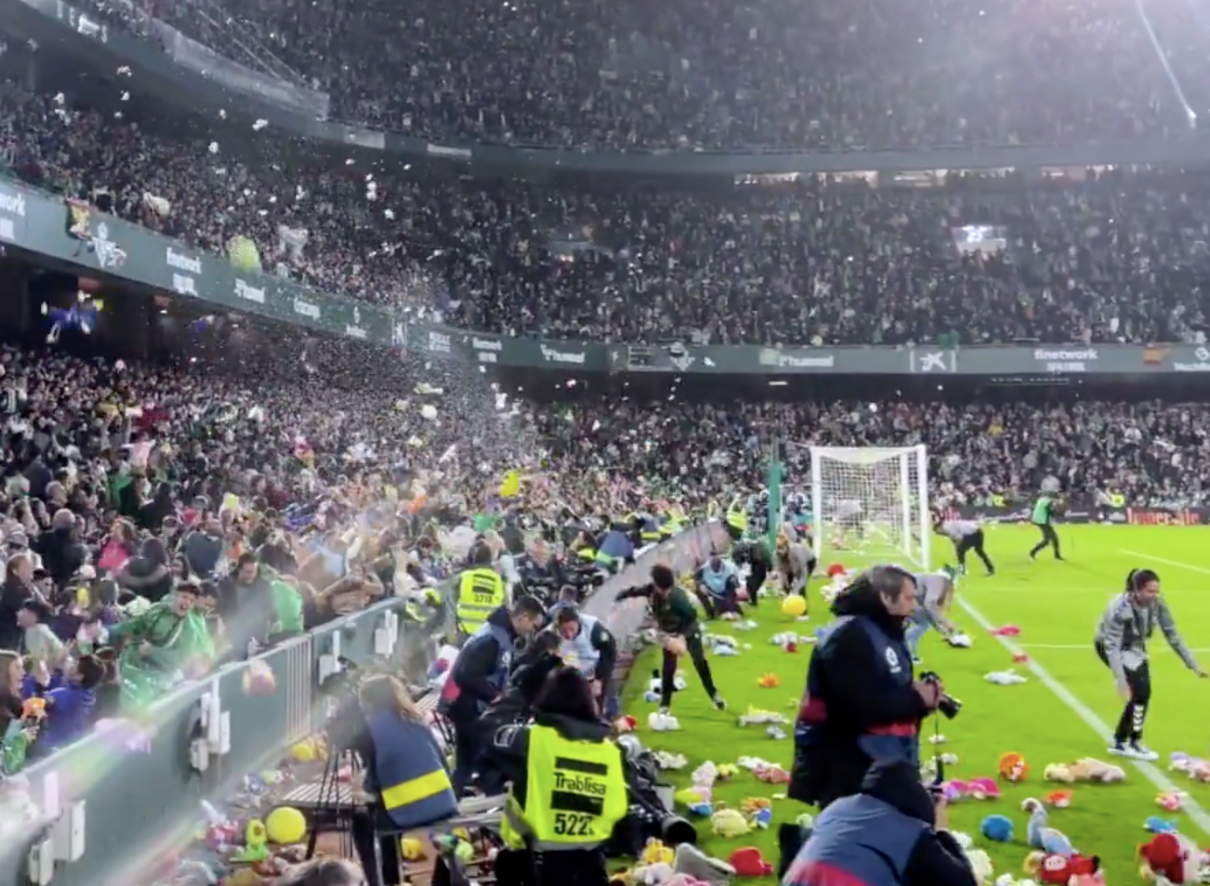 У Франції та Іспанії уболівальники закидали футбольне поле м’якими іграшками: яка причина