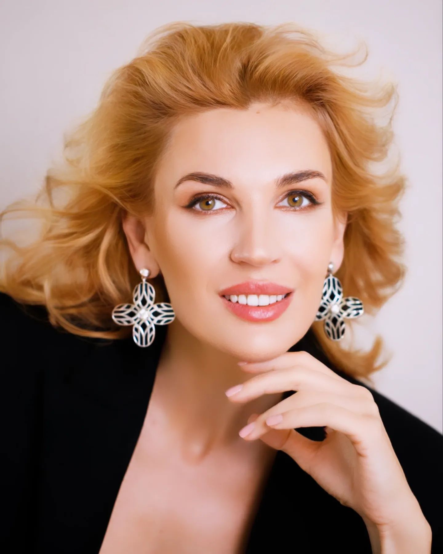 Багатодітна мама і дружина військового: оголосили представницю України на Місіс Світ-2023