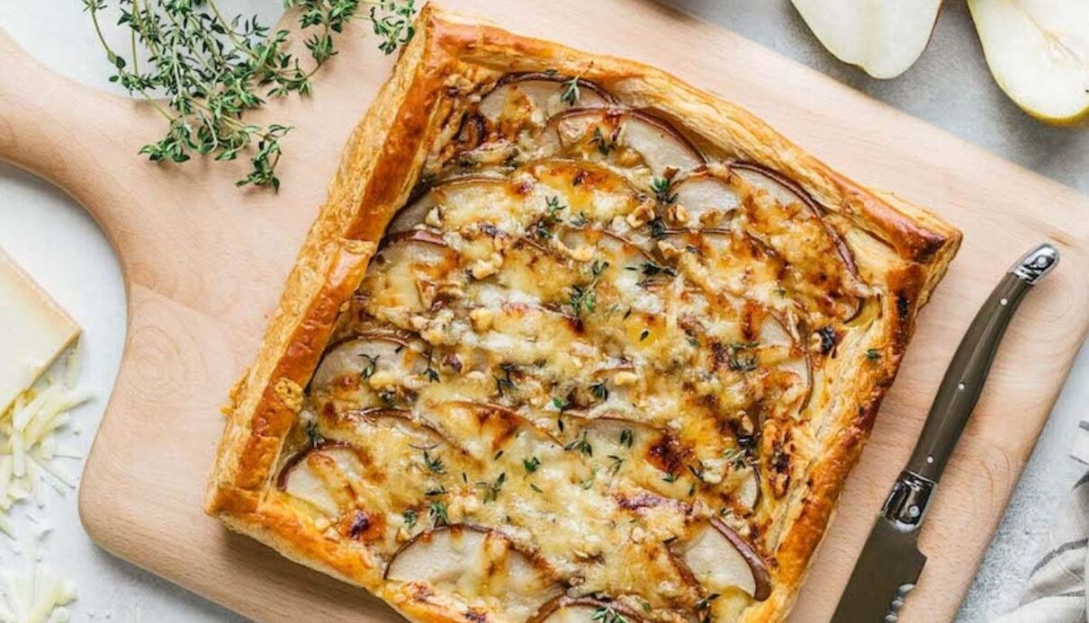 Апетитні слойки з сиром та грушею - фото 1