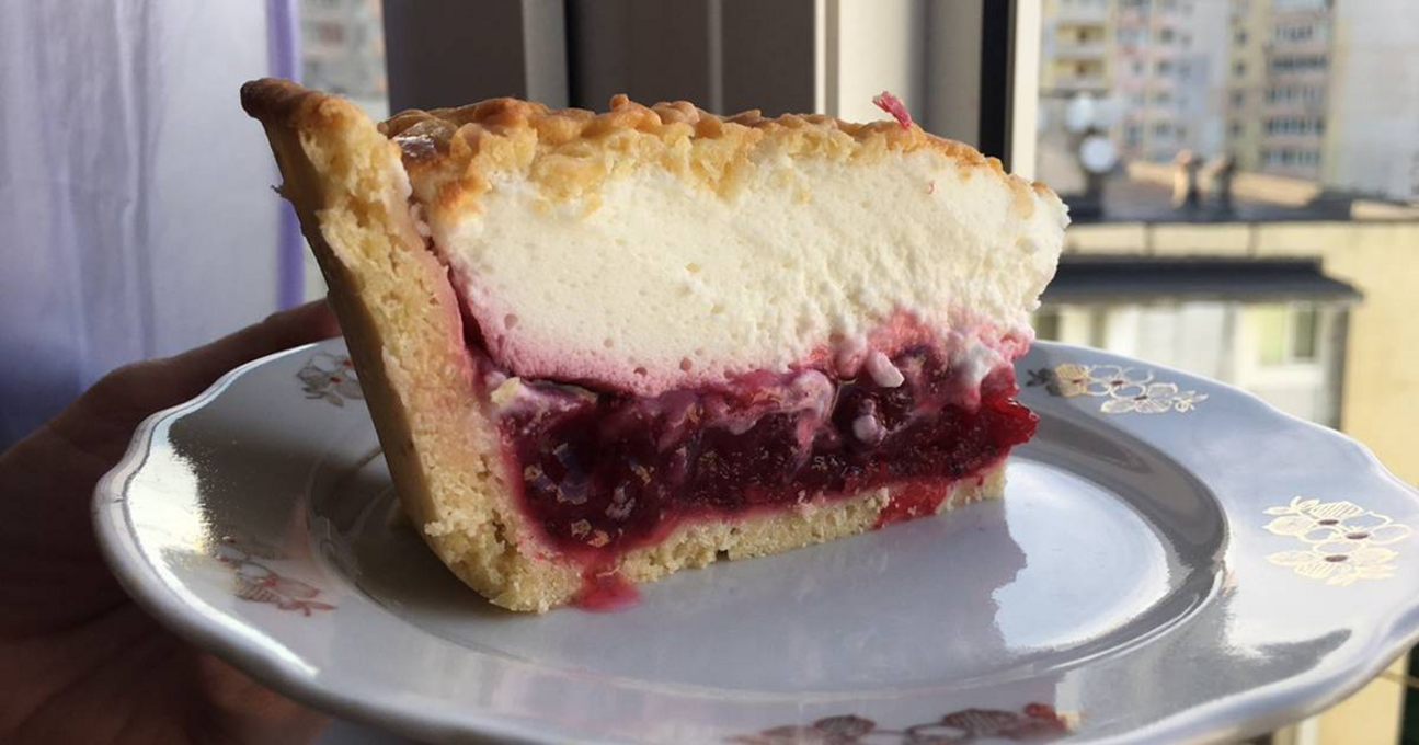 Рецепт ягідного пирога з  йогуртовим суфле від Лізи Глінської