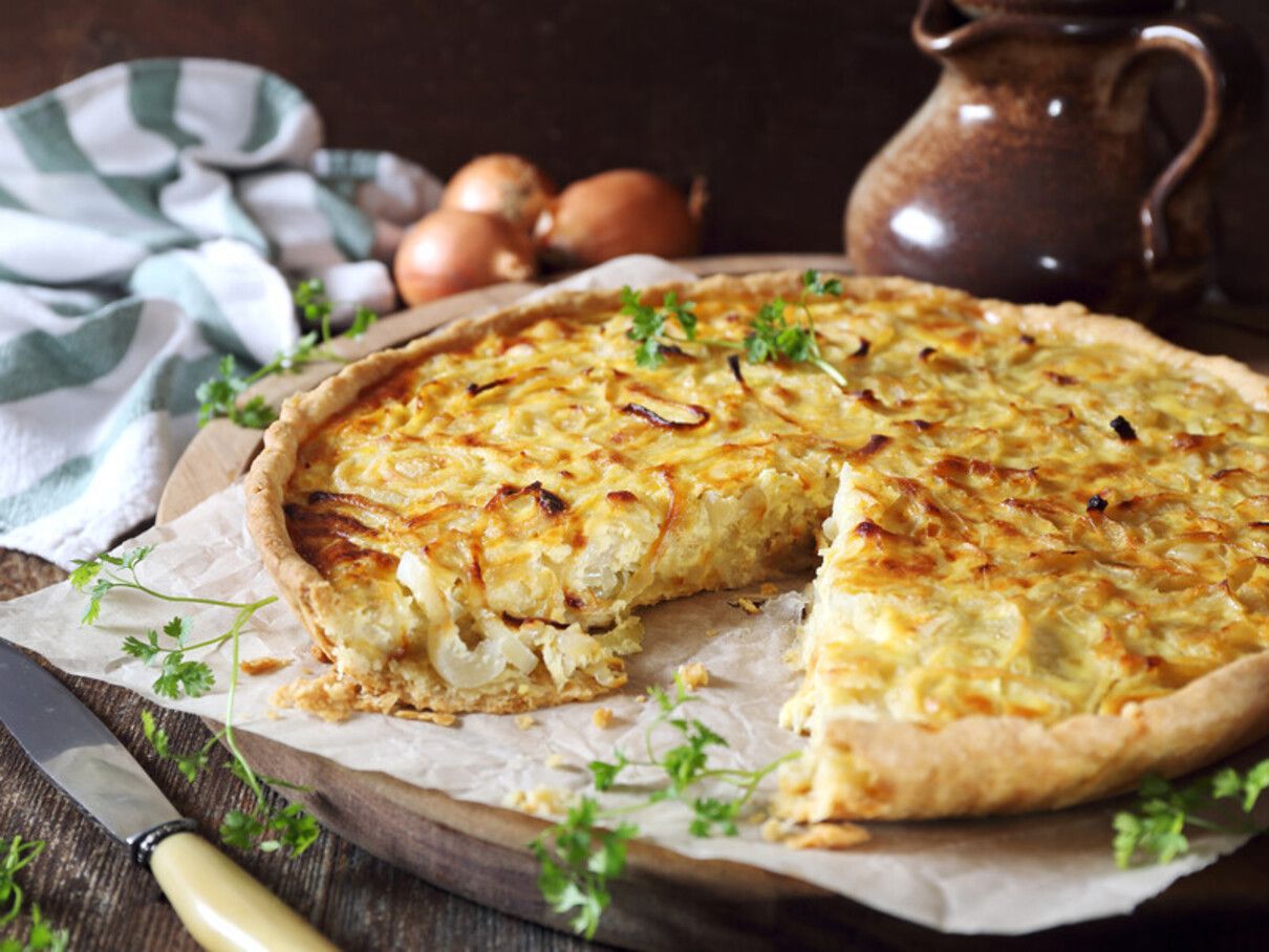 Цибулевий пиріг з сиром Dorblu: апетитний рецепт від Володимира Ярославського