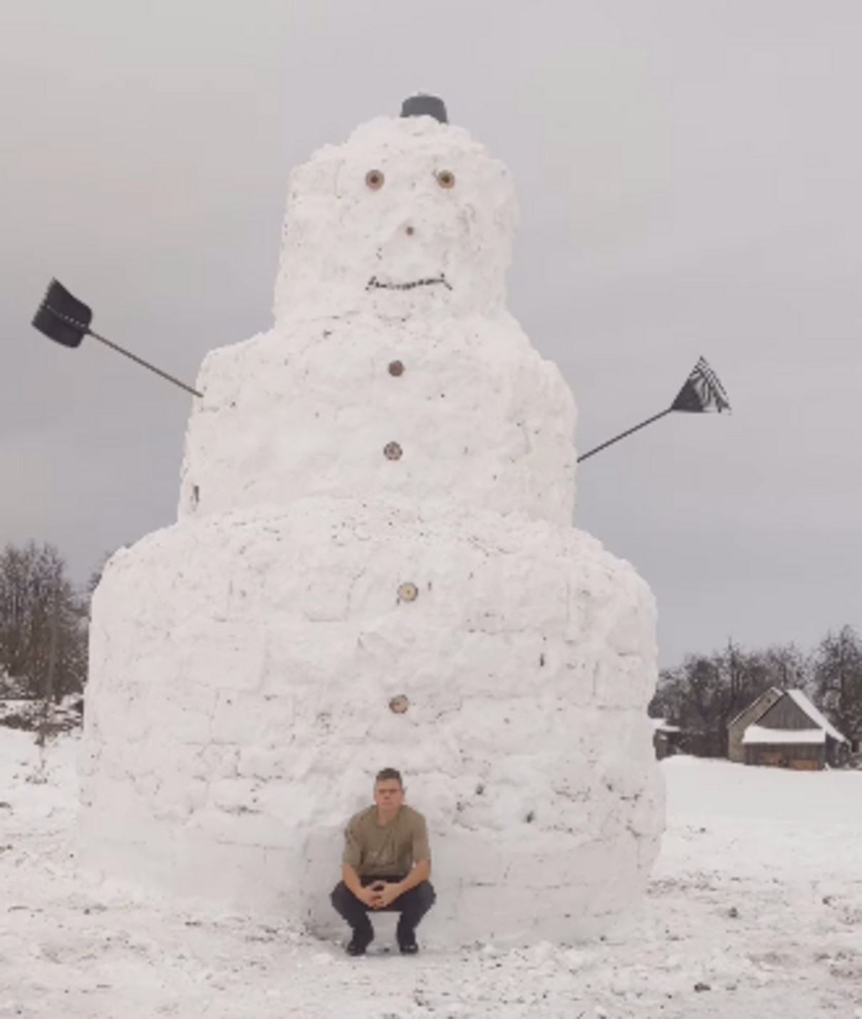 Волинянин зліпив 6-метрового сніговика-гіганта на городі
