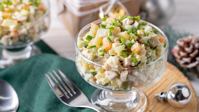 Олів'є на Новий рік 2025: прості та цікаві рецепти приготування салату у фото - фото 535625