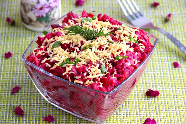 Оселедець під шубою: покрокові рецепти салату на Новий рік 2025 - фото 535805