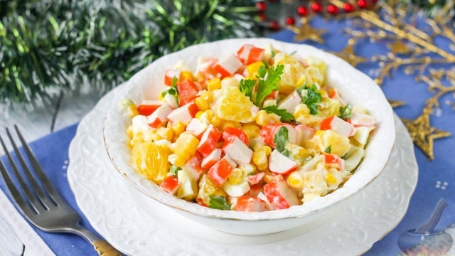 Салат з крабовими паличками на Новий рік: рецепти приготування у фото - фото 535809