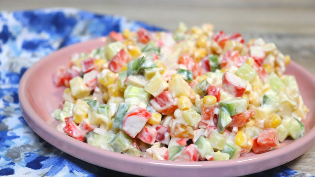 Салат з крабовими паличками на Новий рік: рецепти приготування у фото - фото 535818