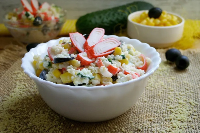 Салат з крабовими паличками на Новий рік: рецепти приготування у фото - фото 535820