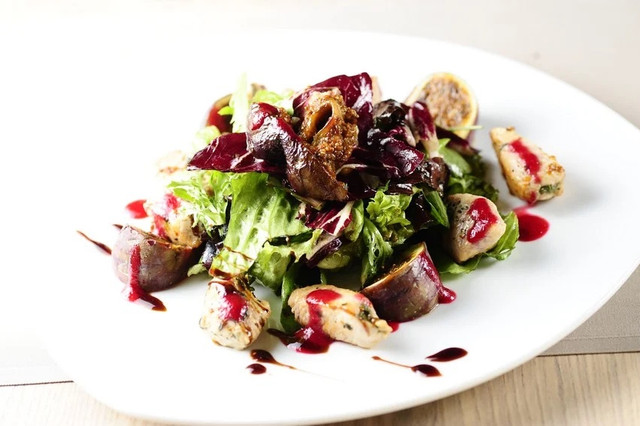 Салати без майонезу на Новий рік 2025: прості рецепти корисних страв - фото 535830