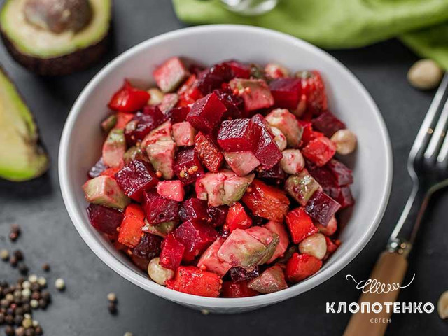 Салати без майонезу на Новий рік 2025: прості рецепти корисних страв - фото 535831