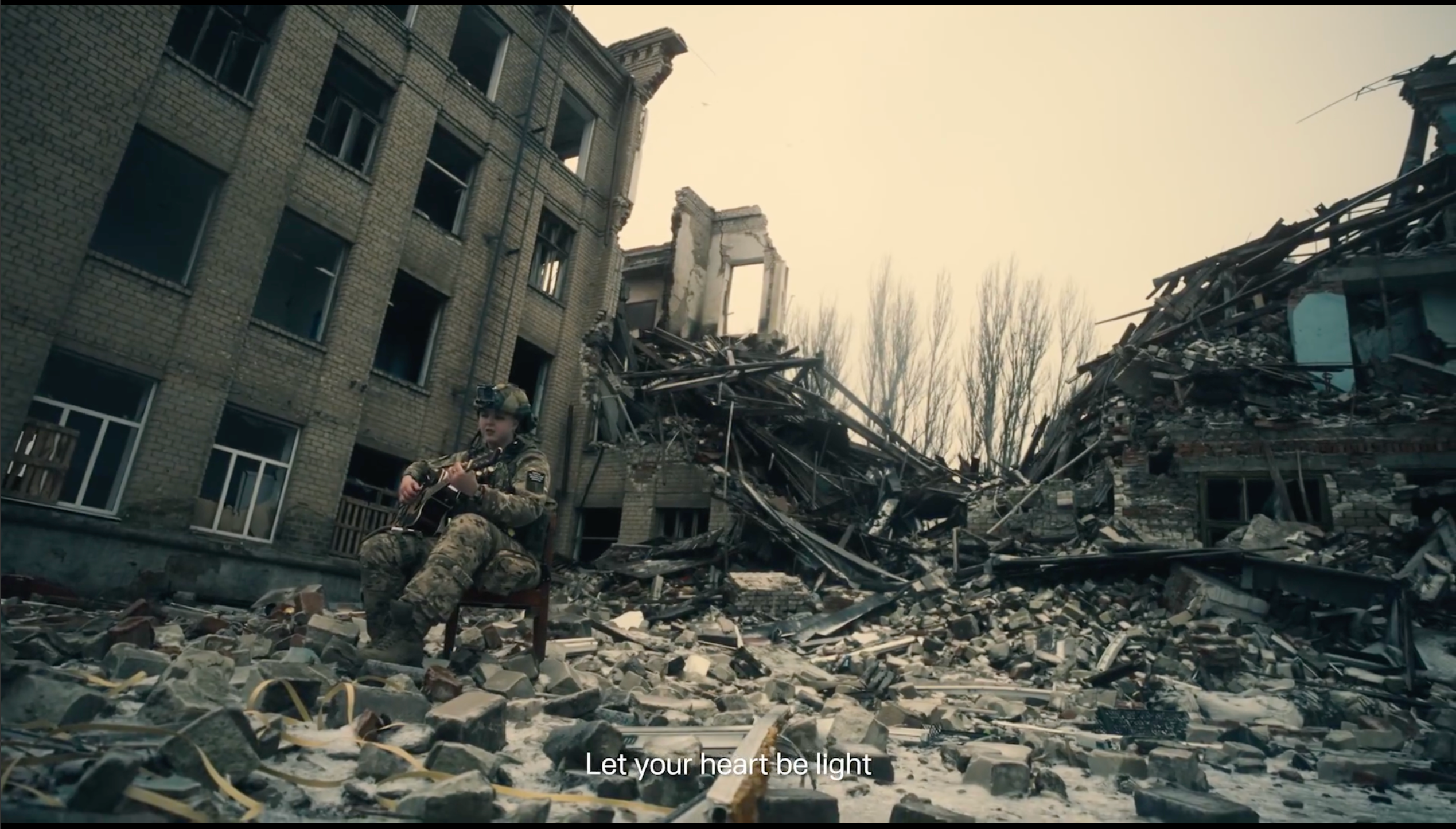 Військові виконали кавери популярних різдвяних пісень, щоб нагадати про війну в Україні