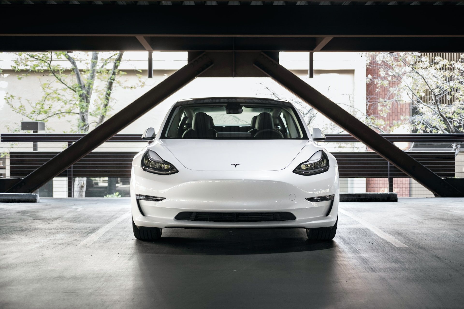 У 2023 році Tesla поставила 1,8 мільйона електромобілів - фото 1