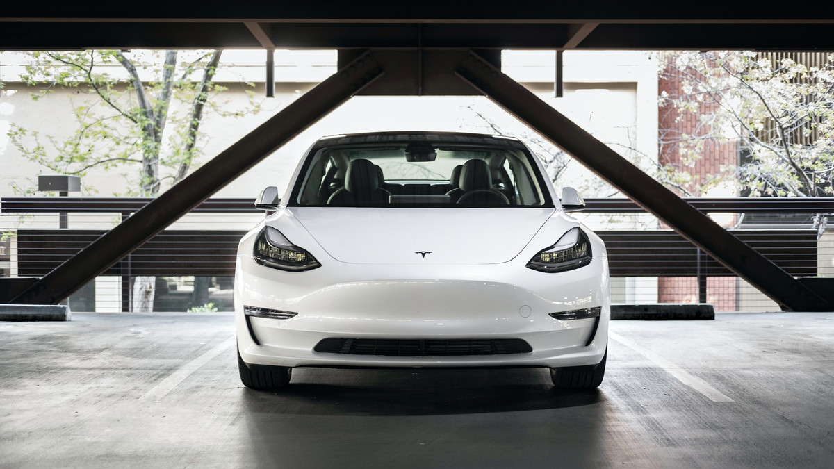 У 2023 році Tesla поставила 1,8 мільйона електромобілів - фото 1