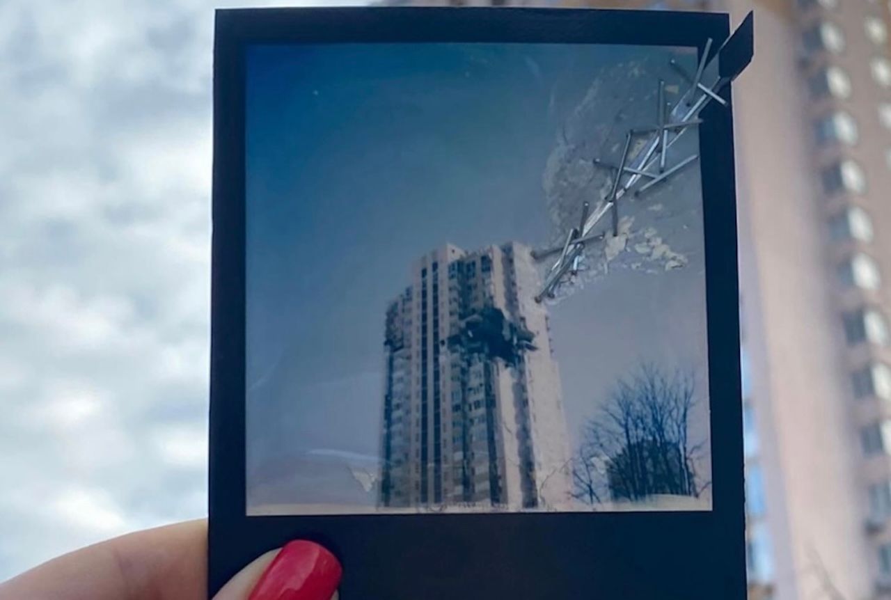 Кращі фото року за версією Polaroid: потрапив кадр атакованої Росією багатоповерхівки
