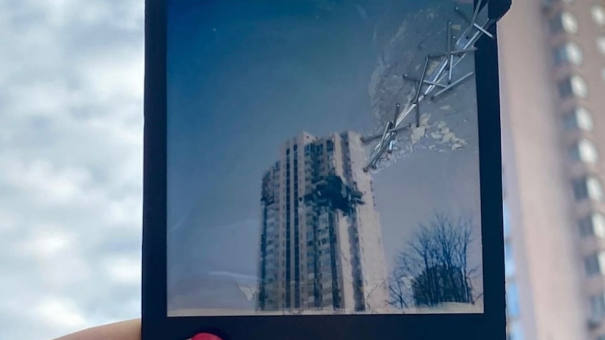 Фото обстріляної багатоповерхівки у Києві потрапило до кращих кадрів Polaroid - фото 1