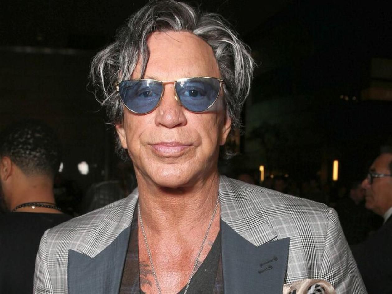 Мікі Рурк вирішив зібрати мільйон доларів на відновлення зруйнованих будинків у Херсоні