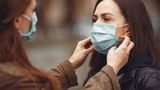 ВООЗ закликає знову носити маски через зростання захворюваності на COVID-19
