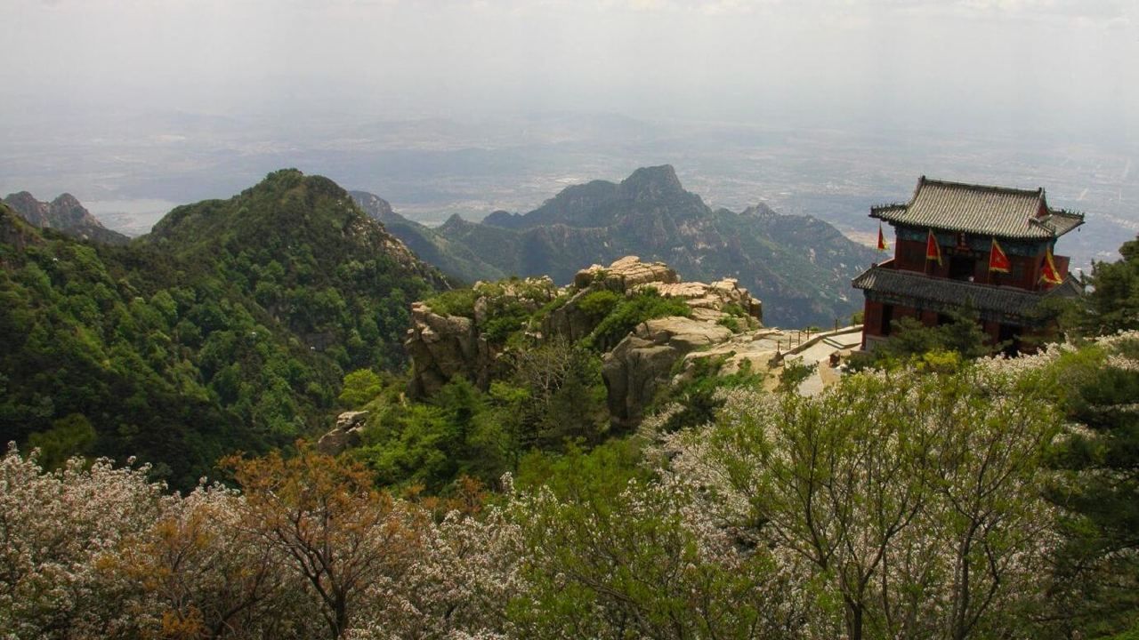 Китайська компанія переїхала в гори, щоб мотивувати працівників звільнятись