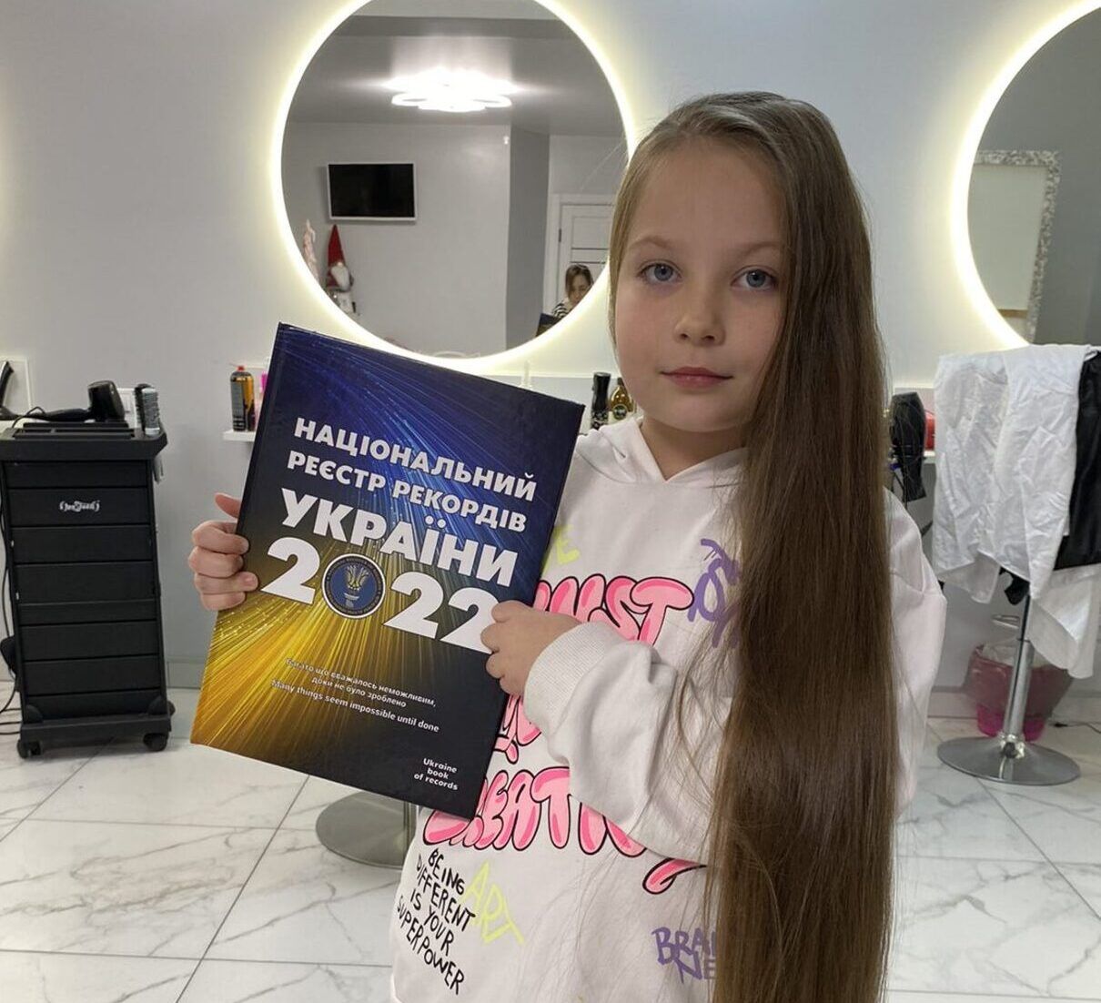 Найдовше дитяче волосся: 7-річна дівчинка потрапила до Книги рекордів України