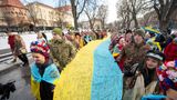 У Львові встановили рекорд із розгортання прапора з найбільшою кількістю підписів