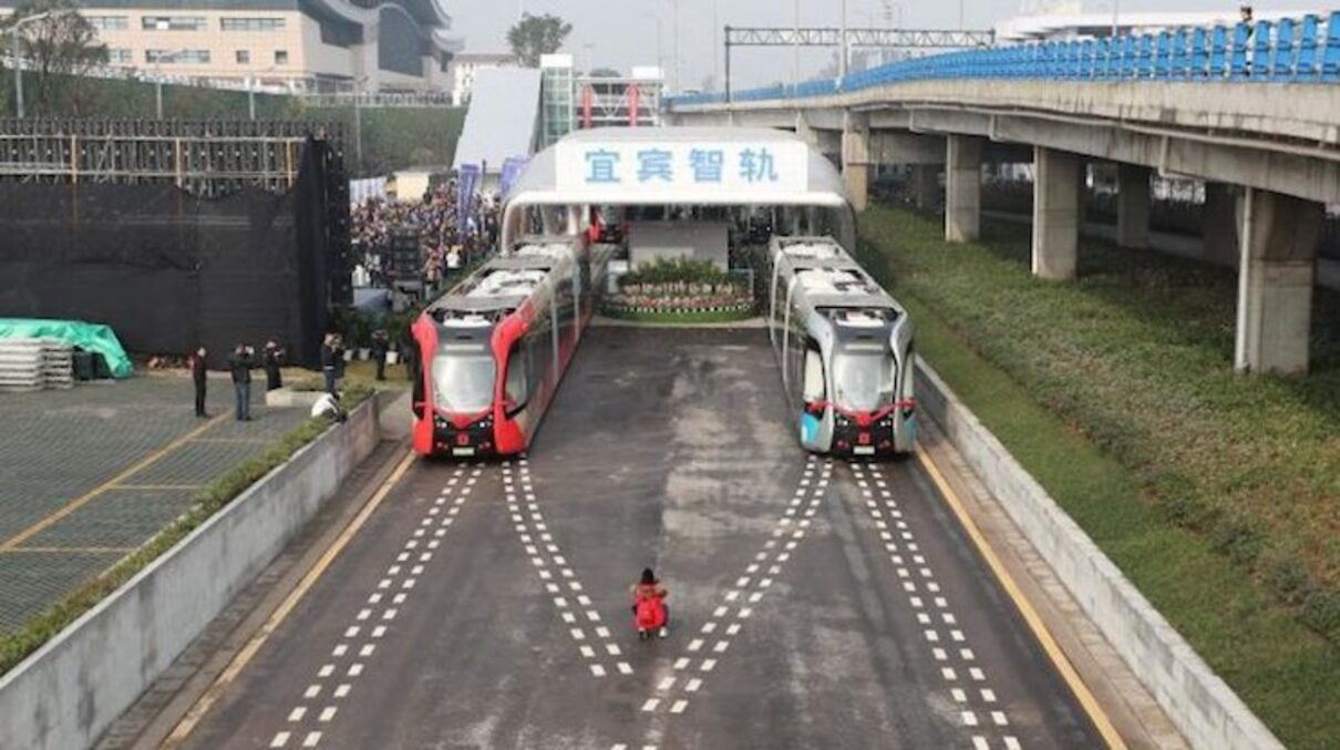 Інноваційні технології: у Китаї та ОАЕ запустили безпілотні трамваї без рейок