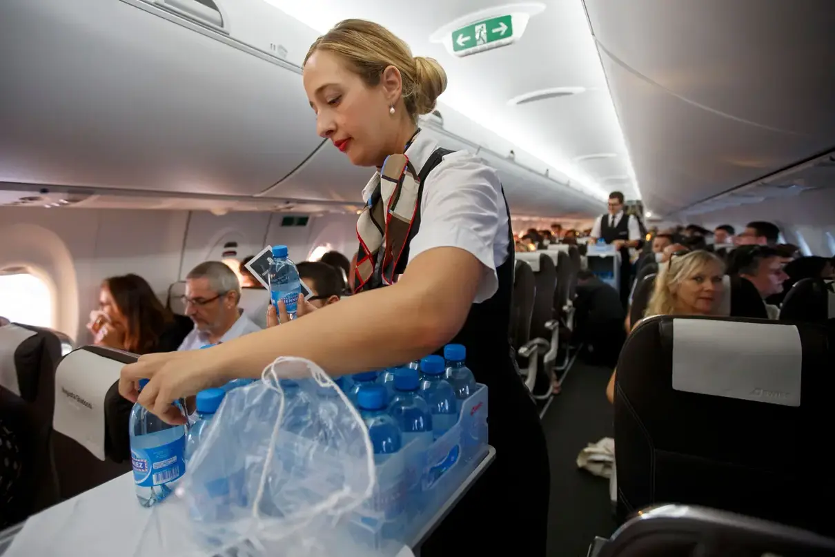 Неголені ноги, тату і пірсинг: авіакомпанія Swiss зробить вимоги до екіпажу "лайтовішими"