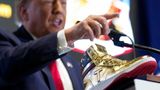 Трамп презентував лінійку золотих кросівок після того, як його оштрафували на $355 млн