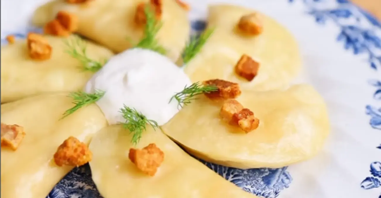 Готуємо апетитні вареники з бринзою та шкварками на пару разом з Ектором Хіменесом-Браво