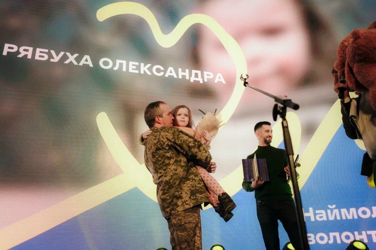 Сюрприз для "наймолодшої волонтерки": тато приїхав з фронту, щоб підтримати її
