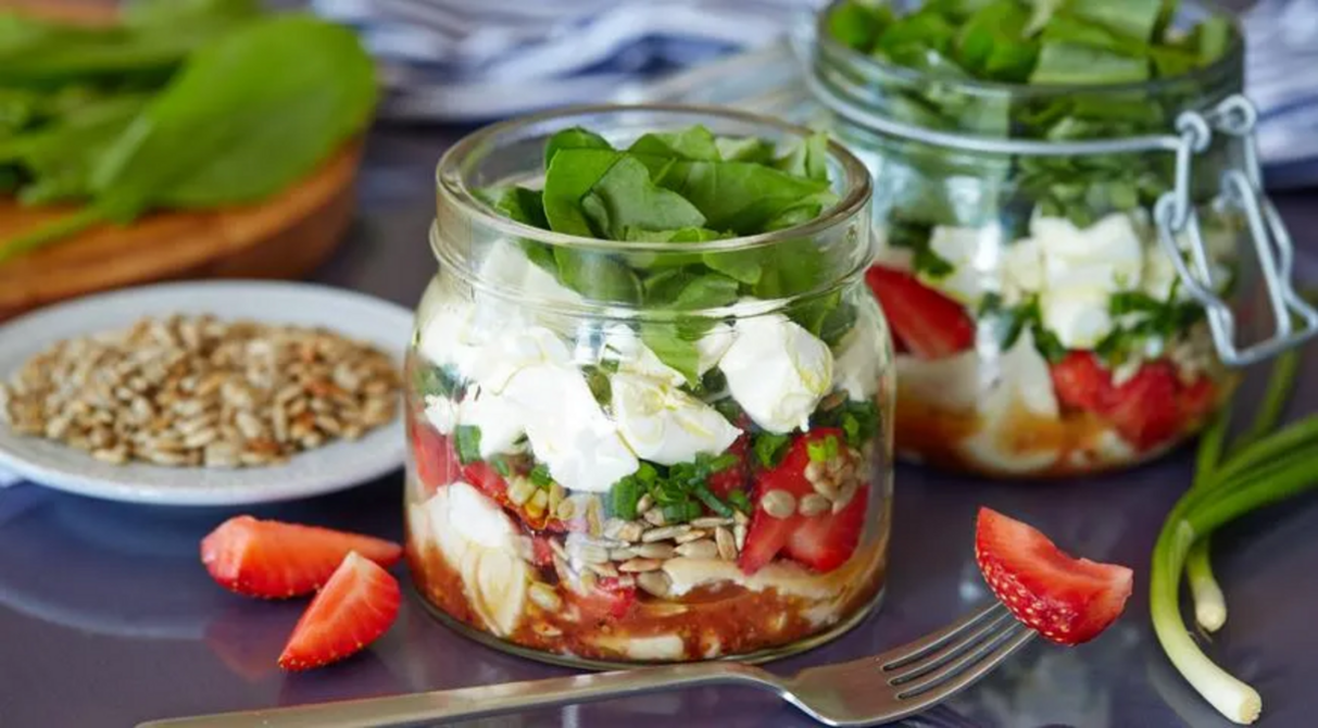 А ви вже пробували готувати салат у банці: ось рецепт від Ектора Хіменеса-Браво