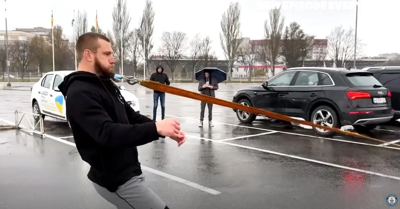 Одразу три рекорди Гіннесса: житель Дніпра протягнув бородою 2,5-тонний мікроавтобус