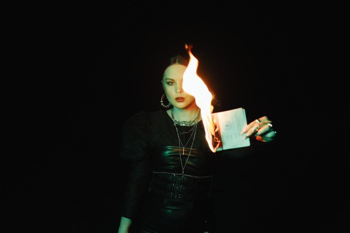 Юлія Юріна у кліпі "Чорна хмара" спалила російський паспорт - фото 1