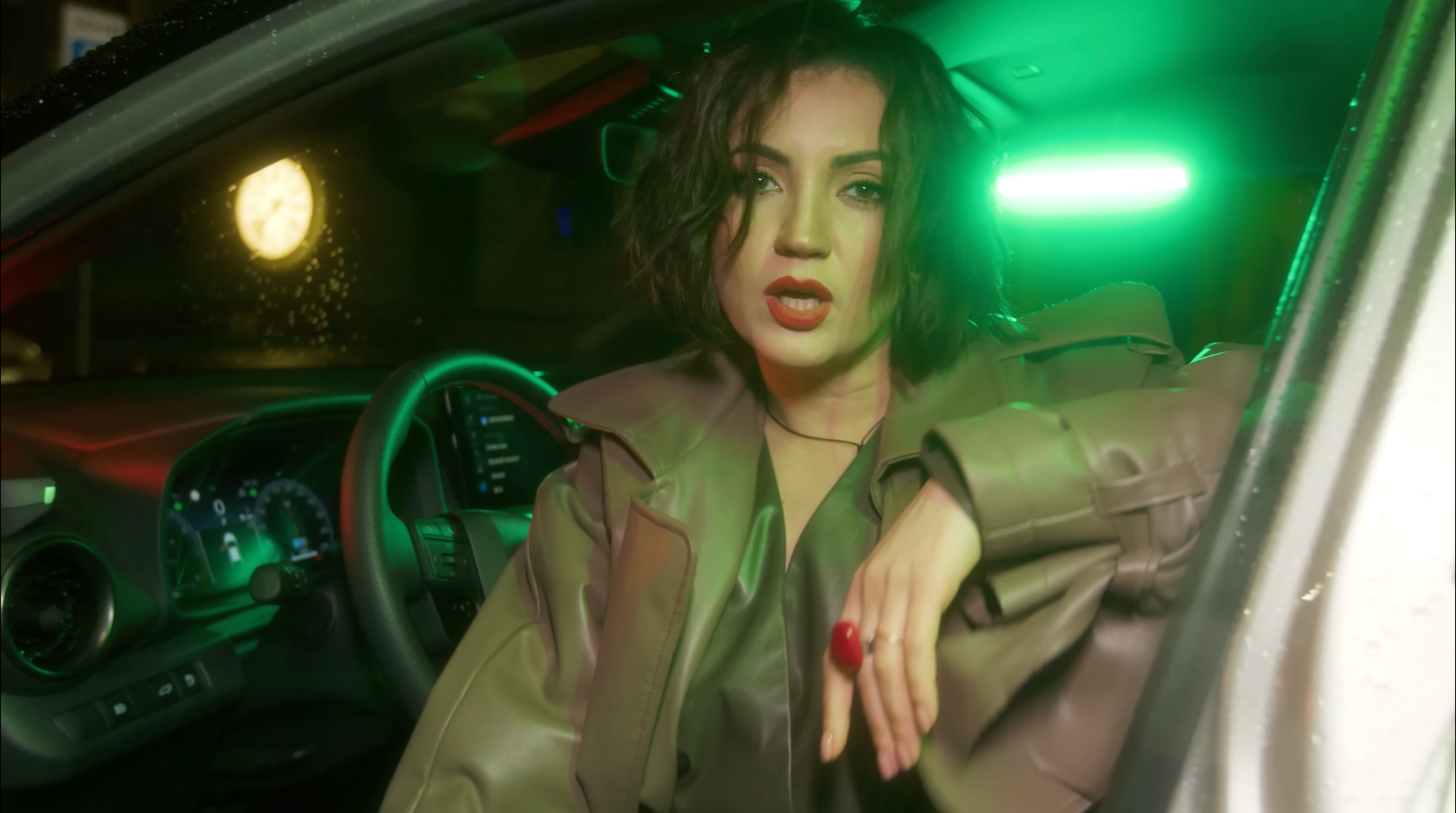 Оля Цибульська знялася з загадковою незнайомкою у кліпі на пісню "Наша історія"