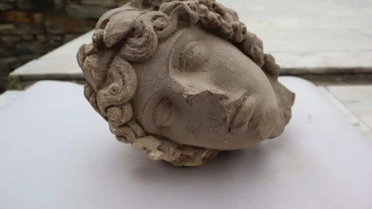Голова статуї Аполлона ІІ-ІІІ століття - фото 1