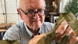 74-річний британський нейрохірург плете маскувальні сітки у Львові