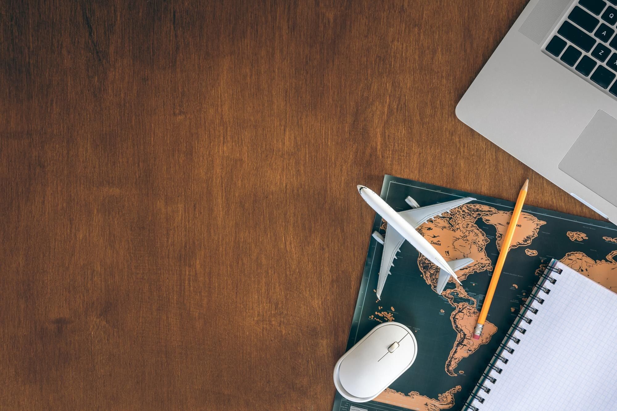 Літаки здебільшого помальовані у білий колір - фото 1