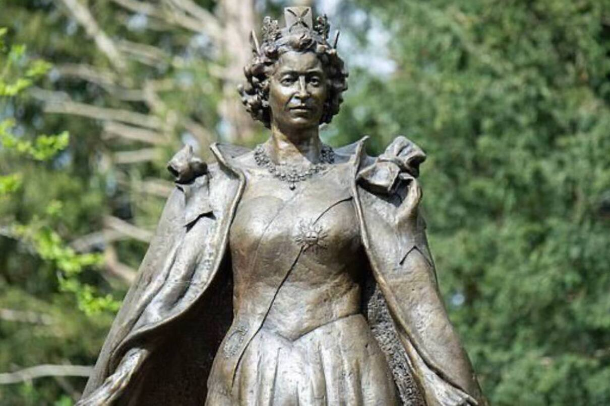 Поруч коргі: у Великій Британії відкрили перший памʼятник королеві Єлизаветі II