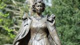 Поруч коргі: у Великій Британії відкрили перший памʼятник королеві Єлизаветі II