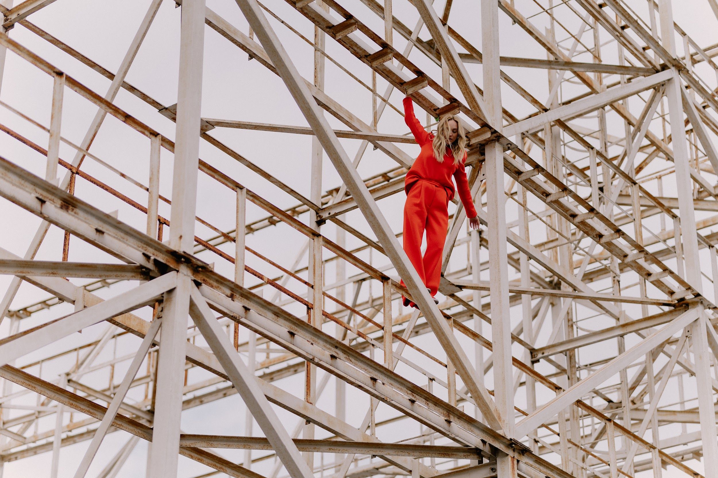 Натхненний українським романом "Тигролови": Roxolana презентує трек "Сміливі мають щастя"