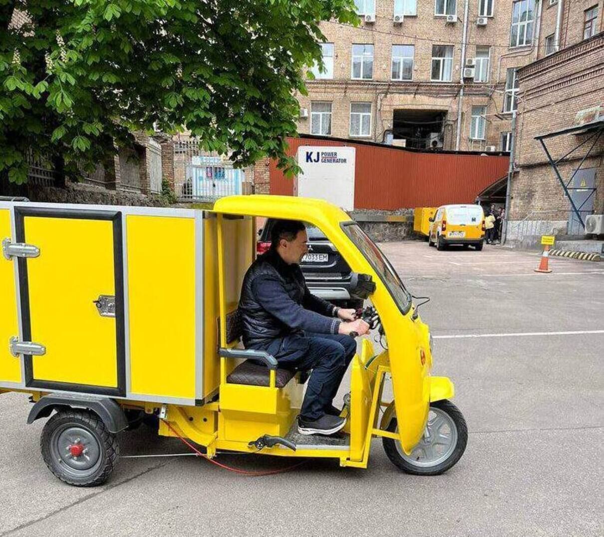 Укрпошта презентувала новий транспорт для листонош та мобільні вагончики-відділення