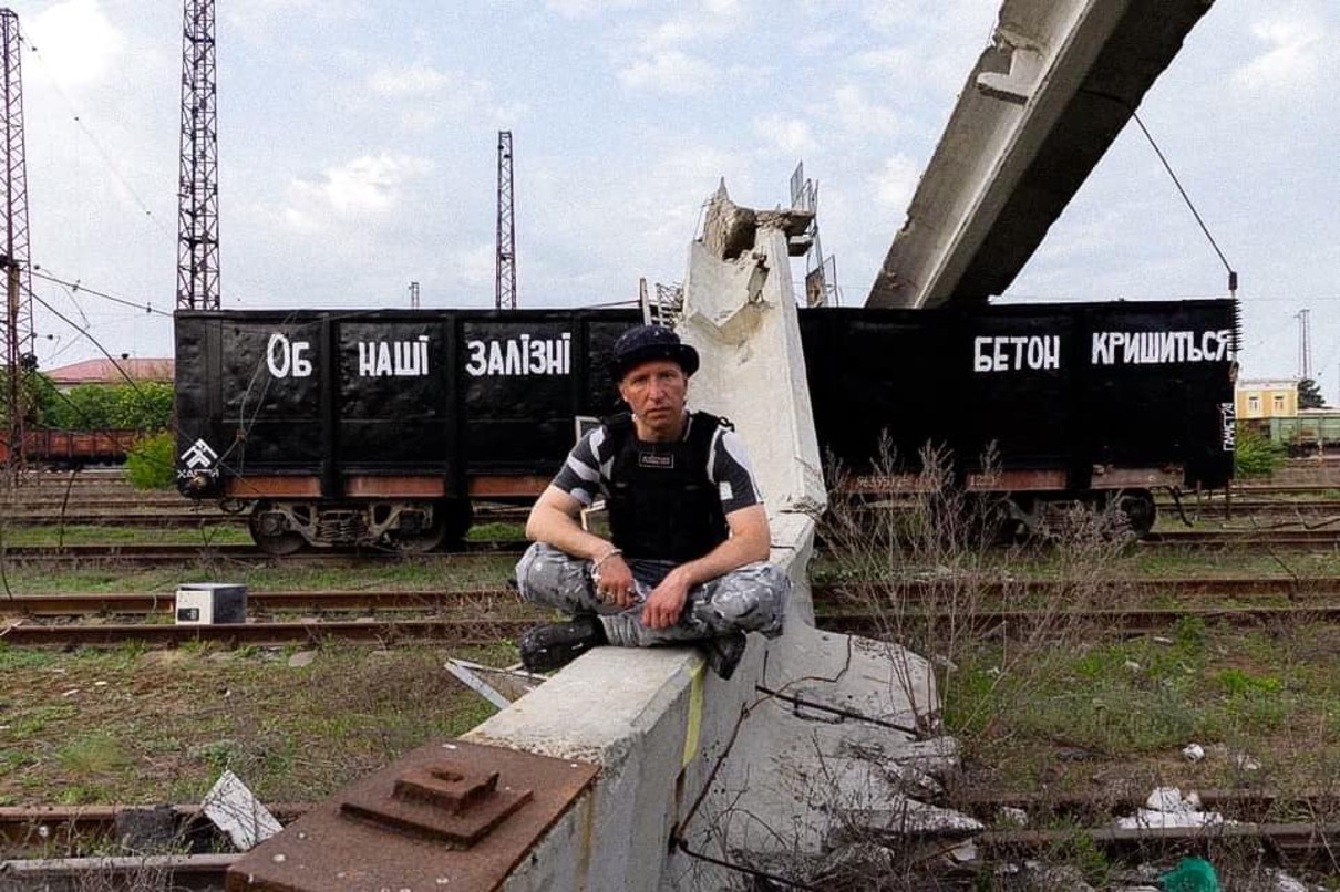 Харківський художник створив експозицію на одній із залізничних станцій Донеччини