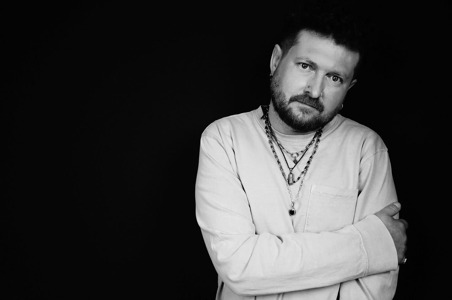 Виконавець Саша Чемеров презентує кліп на пісню "Не мовчи"