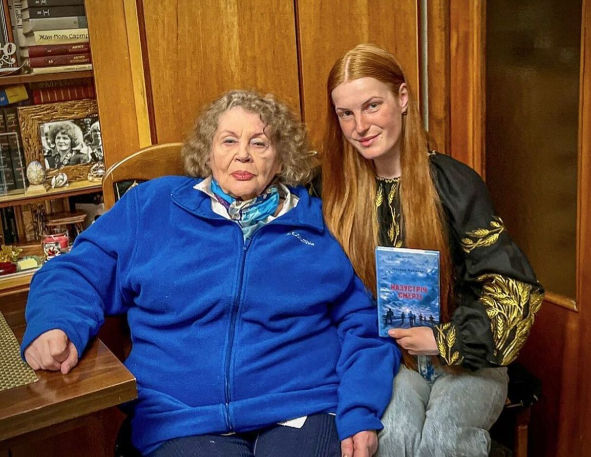 Письменниця та кулеметниця Оксана Рубаняк зустрілася з поетесою Ліною Костенко