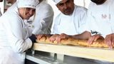 Найдовший у світі багет: французькі пекарі побили рекорд