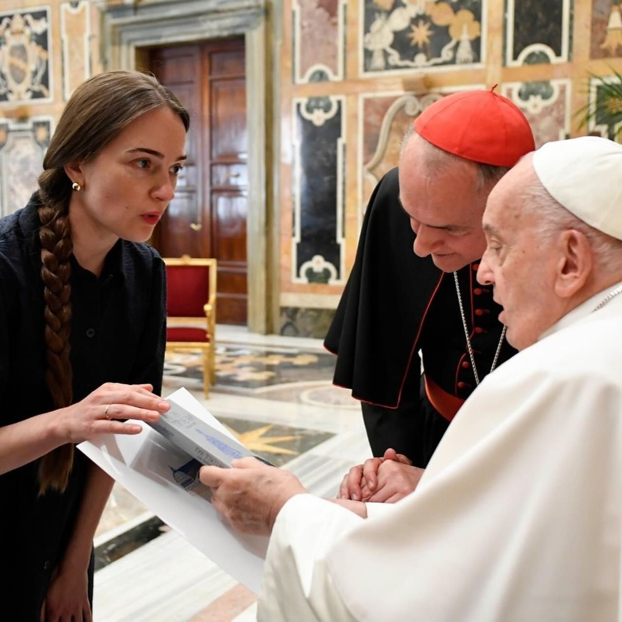 Олександра Матвійчук зустрілась з Папою Римським Франциском та подарувала книгу