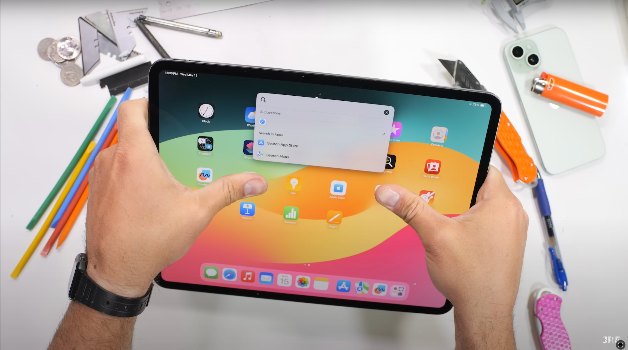 Новенький iPad Pro спробували зігнути: чи пройшов гаджет брутальний тест