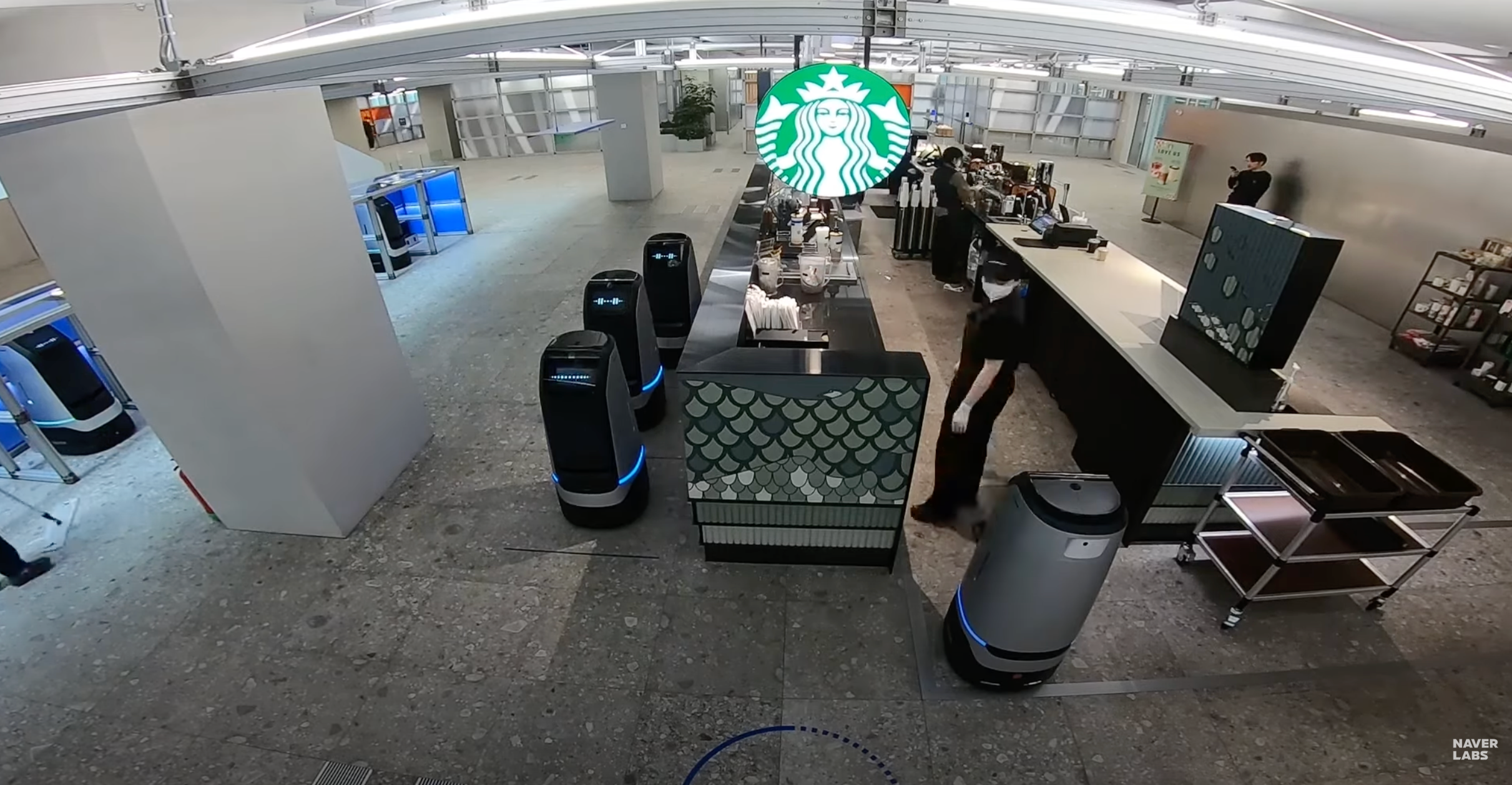 Гляньте, як 100 роботів розвозять каву Starbucks у Південній Кореї