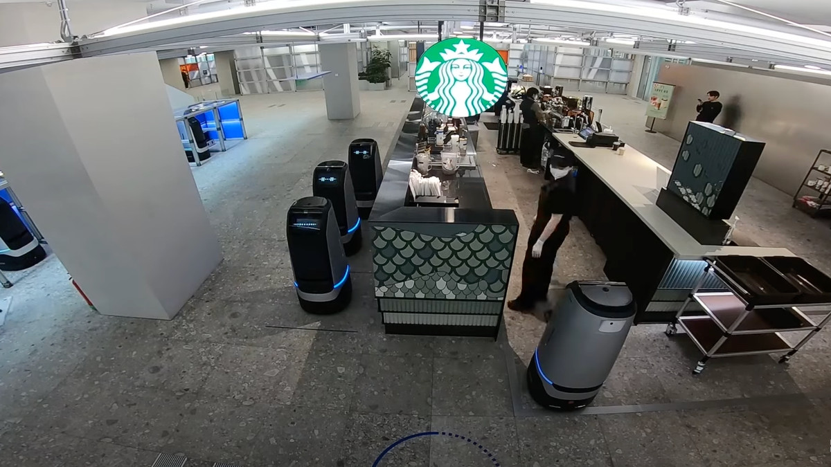 Роботи здатні розвозити каву та їжу по вежі - фото 1